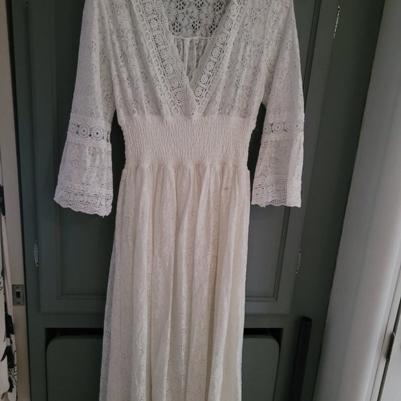 Lace dress - Picture 2 of 3